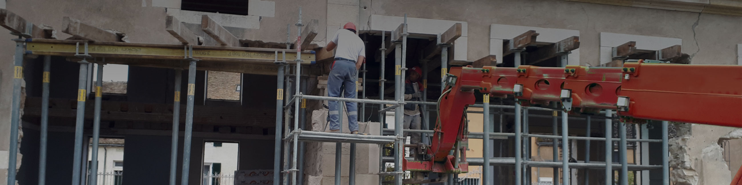 Création et agrandissement d'ouvertures (fenêtres et baies vitrées) sur une façade de maison, réalisées par DBTP