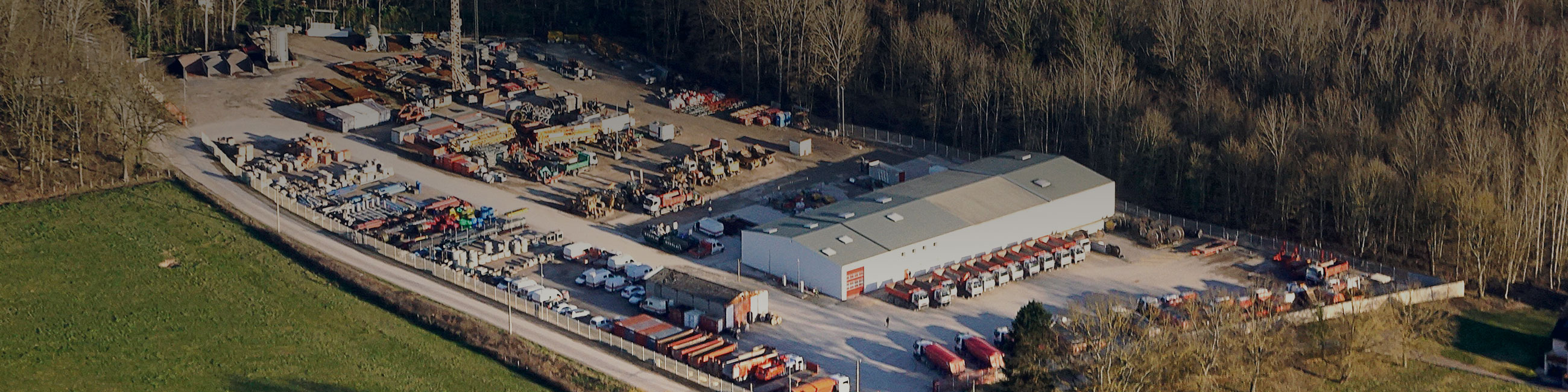 Vue aérienne du siège et du parc matériel de DBTP à Epervans